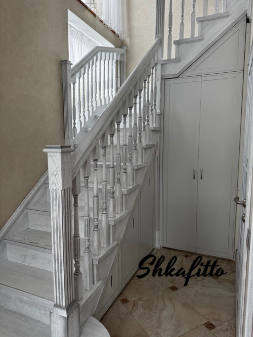 Шкаф с выдвижными ящиками под лестницей