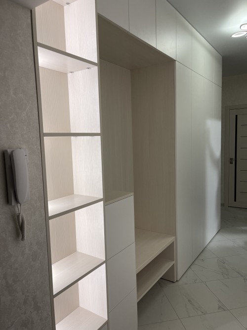 Угловой шкаф в прихожую с подсветкой