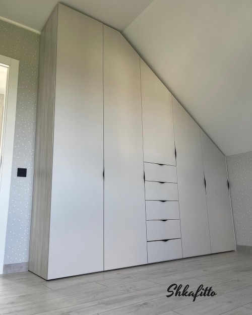 Шкаф для мансарды