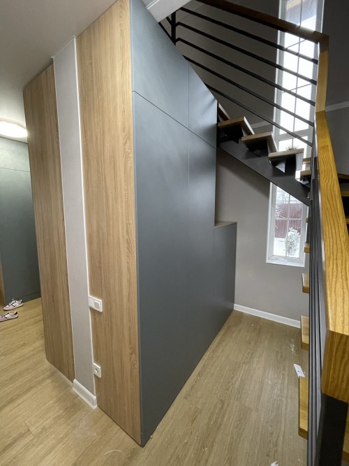 Шкаф под лестницу