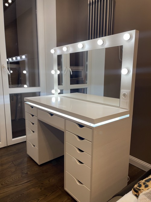 Туалетный столик с подсветкой